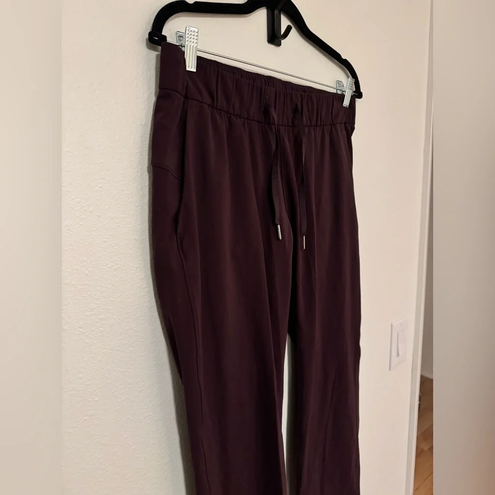 Lululemon Womens Keep Moving Pant Jogger Cassis Maroon Size 8 Ankle EUC